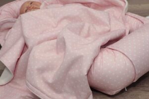 Baby Nest din bumbac organic ANNES Pink hearts